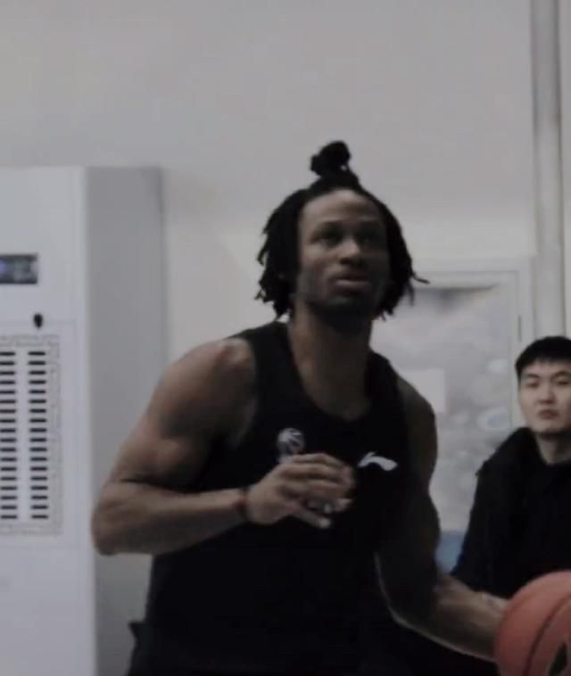 不光是自己刚说的话，就被萧常乾一通电话打了脸，更重要的是，萧常坤要是用这一百二十万买了那套老家具，那自己家里岂不是就没钱了吗？想到这，马岚心里极其郁闷，看向叶辰的眼神更是几乎要吃人一般。